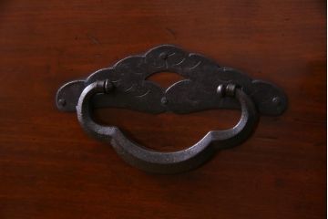 アンティーク家具　古民具　前面栗材　漆塗り　桜丸金具が目を引く米沢箪笥をリメイクしたテレビボード(リビングボード)