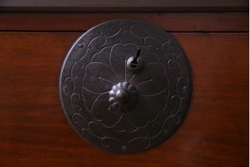 アンティーク家具　古民具　前面栗材　漆塗り　桜丸金具が目を引く米沢箪笥をリメイクしたテレビボード(リビングボード)
