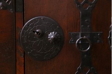 アンティーク家具　古民具　前面栗材　漆塗り　桜丸金具が目を引く米沢箪笥をリメイクしたテレビボード(リビングボード)