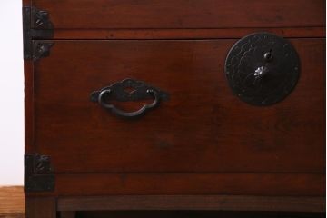 アンティーク家具　古民具　前面栗材　漆塗り　桜丸金具が目を引く米沢箪笥をリメイクしたテレビボード(リビングボード)