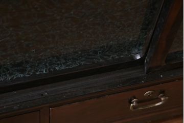 アンティーク家具　和製アンティーク　脚付きリメイク　黒檀　結霜ガラス入り　品の良いモダンなテレビボード(リビングボード)