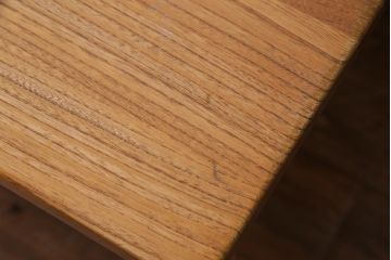 ヴィンテージ家具　イギリスビンテージ　ERCOL(アーコール)　天板ニレ材　明るい木色が優しげな2人掛けダイニングテーブル