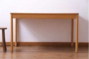 ヴィンテージ家具　イギリスビンテージ　ERCOL(アーコール)　天板ニレ材　明るい木色が優しげな2人掛けダイニングテーブル