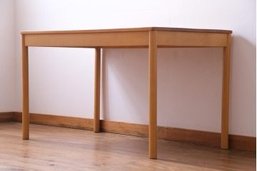 ヴィンテージ家具　イギリスビンテージ　ERCOL(アーコール)　天板ニレ材　明るい木色が優しげな2人掛けダイニングテーブル