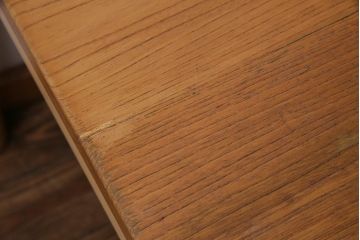 ヴィンテージ家具　イギリスビンテージ　ERCOL(アーコール)　天板ニレ材　明るい木色が優しげな2人掛けダイニングテーブル