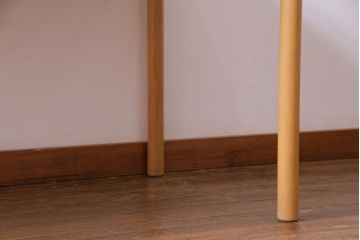 ヴィンテージ家具　イギリスビンテージ　ERCOL(アーコール)　天板ニレ材　明るい木色が優しげな2人掛けダイニングテーブル