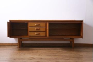 ヴィンテージ家具　北欧ビンテージ　チーク材　直線のラインが小粋なリビングボード(サイドボード)