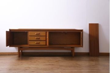 ヴィンテージ家具　北欧ビンテージ　チーク材　直線のラインが小粋なリビングボード(サイドボード)