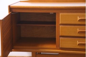 ヴィンテージ家具　北欧ビンテージ　チーク材　直線のラインが小粋なリビングボード(サイドボード)