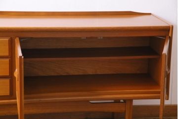 ヴィンテージ家具　北欧ビンテージ　チーク材　直線のラインが小粋なリビングボード(サイドボード)