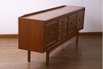 ヴィンテージ家具　北欧ビンテージ　チーク材　直線のラインが小粋なリビングボード(サイドボード)