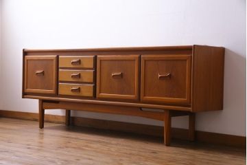 ヴィンテージ家具　北欧ビンテージ　チーク材　直線のラインが小粋なリビングボード(サイドボード)