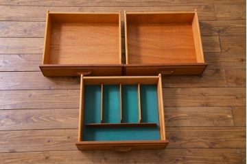 ヴィンテージ家具　北欧ビンテージ　チーク材　直線のラインが小粋なリビングボード(サイドボード)