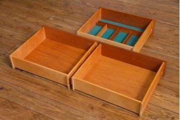 ヴィンテージ家具　北欧ビンテージ　チーク材　直線のラインが小粋なリビングボード(サイドボード)