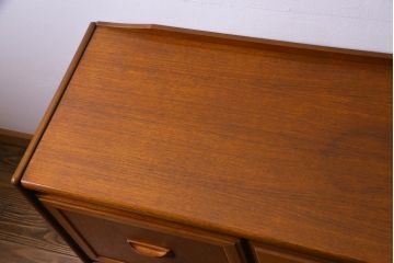 ヴィンテージ家具　北欧ビンテージ　チーク材　直線のラインが小粋なリビングボード(サイドボード)