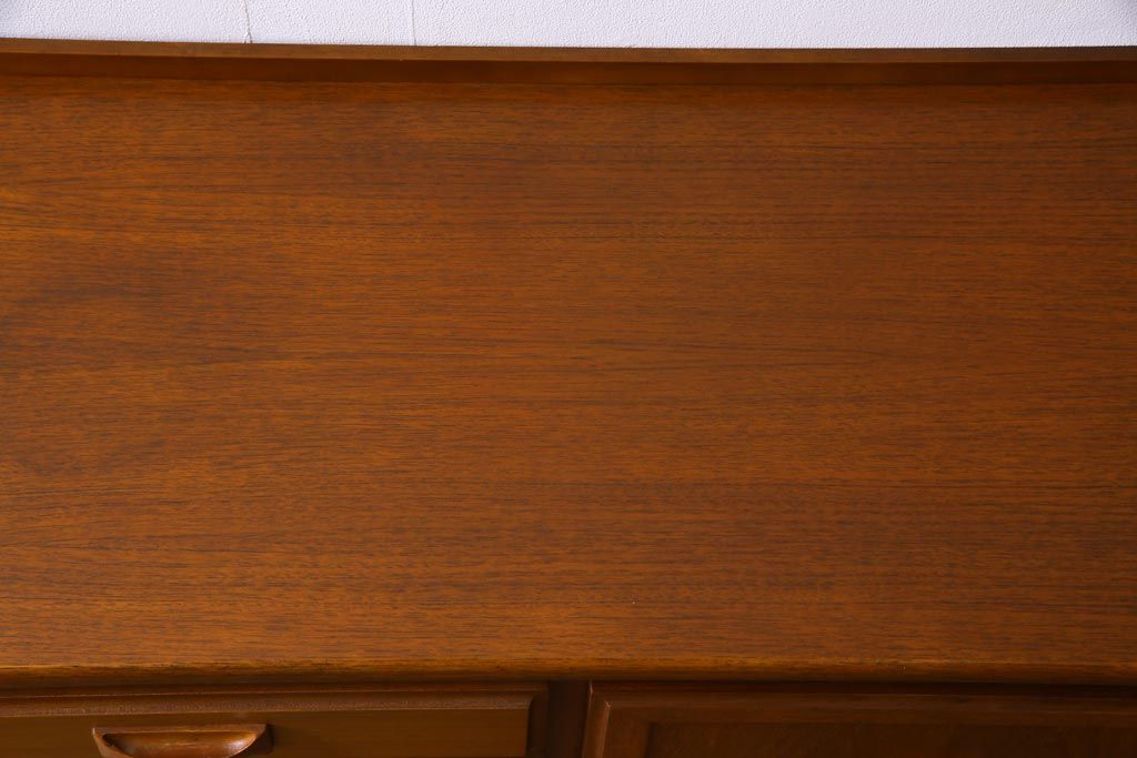 ヴィンテージ家具　北欧ビンテージ　チーク材　直線のラインが小粋なリビングボード(サイドボード)