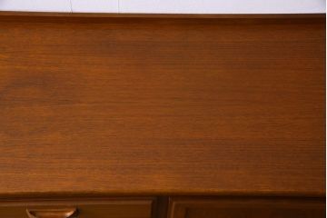 ヴィンテージ家具　北欧ビンテージ　チーク材　直線のラインが小粋なリビングボード(サイドボード)