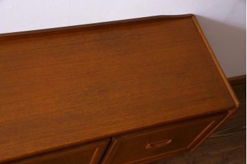 ヴィンテージ家具　北欧ビンテージ　チーク材　直線のラインが小粋なリビングボード(サイドボード)