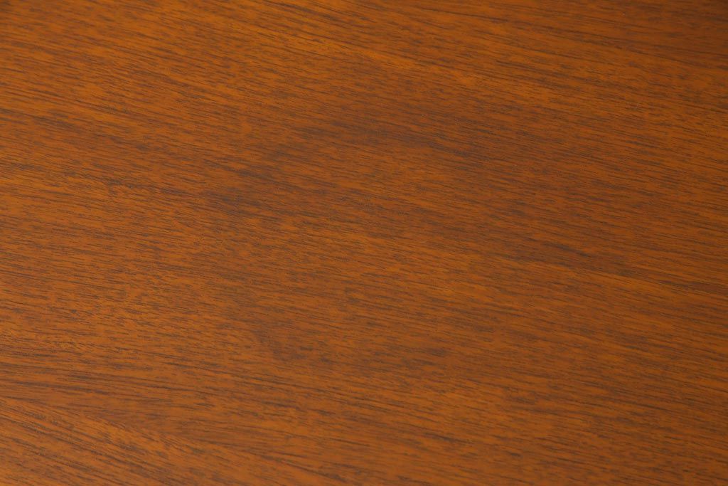 ヴィンテージ家具　北欧ビンテージ　チーク材　直線のラインが小粋なリビングボード(サイドボード)