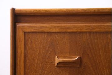 ヴィンテージ家具　北欧ビンテージ　チーク材　直線のラインが小粋なリビングボード(サイドボード)