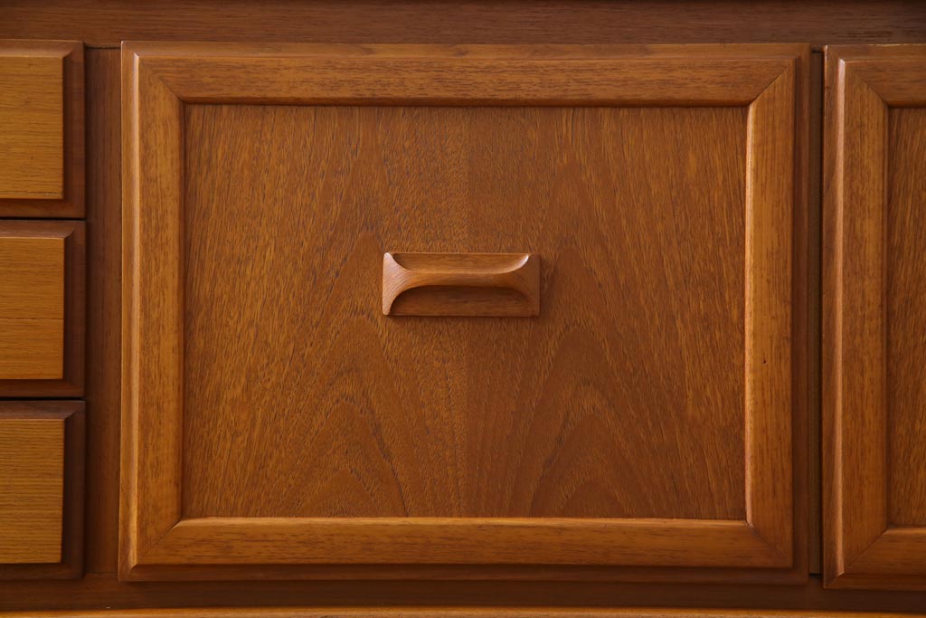 ヴィンテージ家具　北欧ビンテージ　チーク材　直線のラインが小粋なリビングボード(サイドボード)