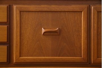 ヴィンテージ家具　北欧ビンテージ　チーク材　直線のラインが小粋なリビングボード(サイドボード)