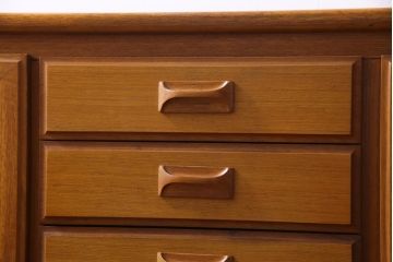 ヴィンテージ家具　北欧ビンテージ　チーク材　直線のラインが小粋なリビングボード(サイドボード)