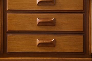 ヴィンテージ家具　北欧ビンテージ　チーク材　直線のラインが小粋なリビングボード(サイドボード)