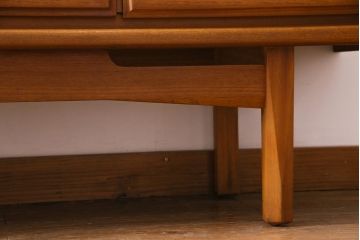 ヴィンテージ家具　北欧ビンテージ　チーク材　直線のラインが小粋なリビングボード(サイドボード)