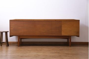 ヴィンテージ家具　北欧ビンテージ　チーク材　直線のラインが小粋なリビングボード(サイドボード)