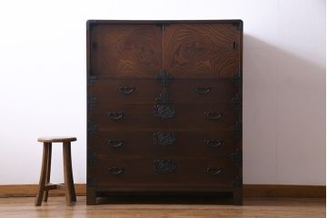 中古　国産　民芸箪笥　気品漂う上質なつくりの脚付き収納棚(衣装箪笥、チェスト)
