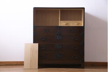 中古　国産　民芸箪笥　気品漂う上質なつくりの脚付き収納棚(衣装箪笥、チェスト)