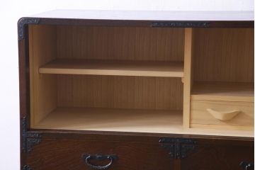 中古　国産　民芸箪笥　気品漂う上質なつくりの脚付き収納棚(衣装箪笥、チェスト)