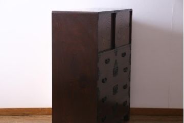 中古　国産　民芸箪笥　気品漂う上質なつくりの脚付き収納棚(衣装箪笥、チェスト)
