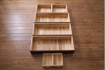 中古　国産　民芸箪笥　気品漂う上質なつくりの脚付き収納棚(衣装箪笥、チェスト)