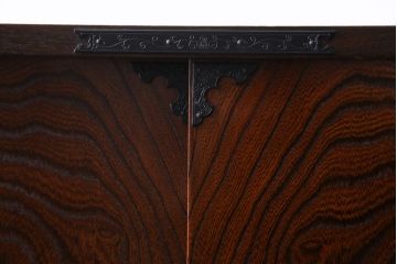 中古　国産　民芸箪笥　気品漂う上質なつくりの脚付き収納棚(衣装箪笥、チェスト)
