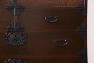 中古　国産　民芸箪笥　気品漂う上質なつくりの脚付き収納棚(衣装箪笥、チェスト)