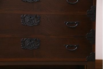 中古　国産　民芸箪笥　気品漂う上質なつくりの脚付き収納棚(衣装箪笥、チェスト)