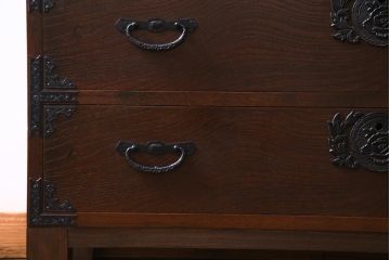 中古　国産　民芸箪笥　気品漂う上質なつくりの脚付き収納棚(衣装箪笥、チェスト)