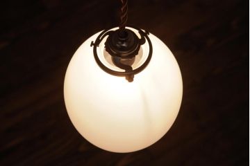 和製アンティーク　オパールガラス　シンプルながら上品な雰囲気漂うペンダントライト(天井照明、吊り下げ照明)