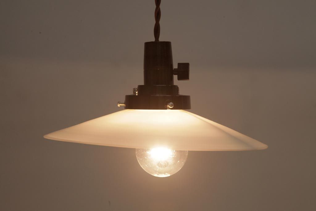 昭和初期　戦前　ノスタルジックな平笠シェードの天井照明(吊り下げ照明、ペンダントライト)(1)