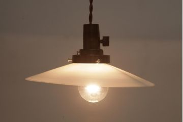昭和初期　戦前　ノスタルジックな平笠シェードの天井照明(吊り下げ照明、ペンダントライト)(1)