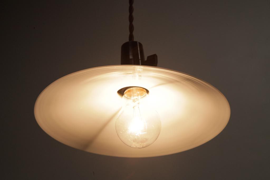 昭和初期　戦前　ノスタルジックな平笠シェードの天井照明(吊り下げ照明、ペンダントライト)(1)