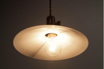 昭和初期　戦前　ノスタルジックな平笠シェードの天井照明(吊り下げ照明、ペンダントライト)(1)