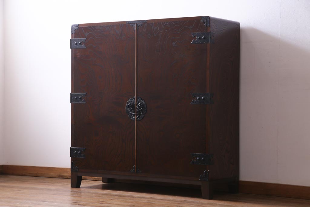 中古　国産　民芸箪笥　観音開き戸　貫録のある上質なつくりの脚付き収納棚(衣装箪笥)