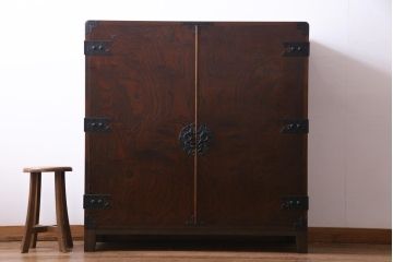 中古　国産　民芸箪笥　観音開き戸　貫録のある上質なつくりの脚付き収納棚(衣装箪笥)