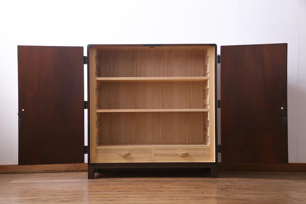 中古　国産　民芸箪笥　観音開き戸　貫録のある上質なつくりの脚付き収納棚(衣装箪笥)