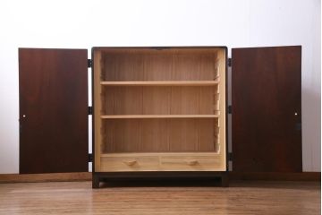 中古　国産　民芸箪笥　観音開き戸　貫録のある上質なつくりの脚付き収納棚(衣装箪笥)