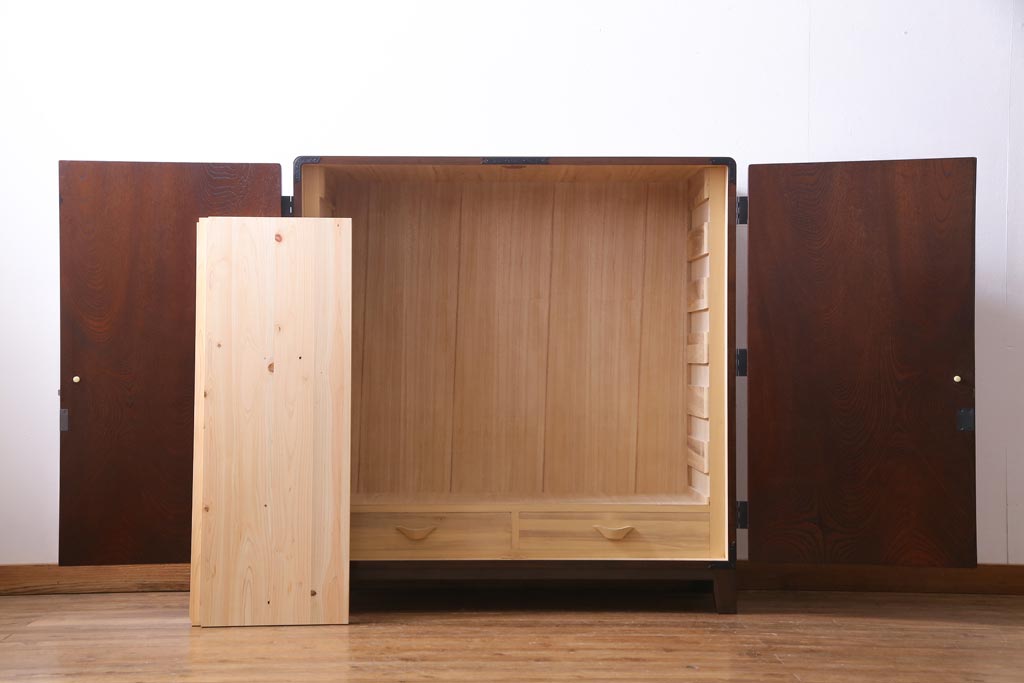 中古　国産　民芸箪笥　観音開き戸　貫録のある上質なつくりの脚付き収納棚(衣装箪笥)