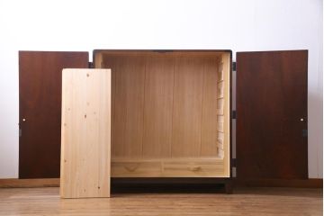 中古　国産　民芸箪笥　観音開き戸　貫録のある上質なつくりの脚付き収納棚(衣装箪笥)